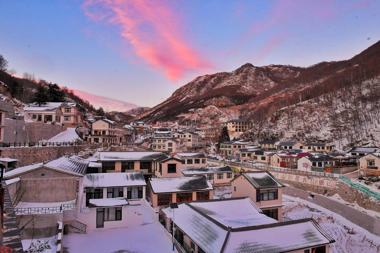 北京市西部の山地では25日の明け方から、午前7時ごろまで雪が降った。雪化粧が施された山や民家の織りなす美しい景色が広がった門頭溝區清水鎮黃安坨村や江水河村、椴木溝老村。