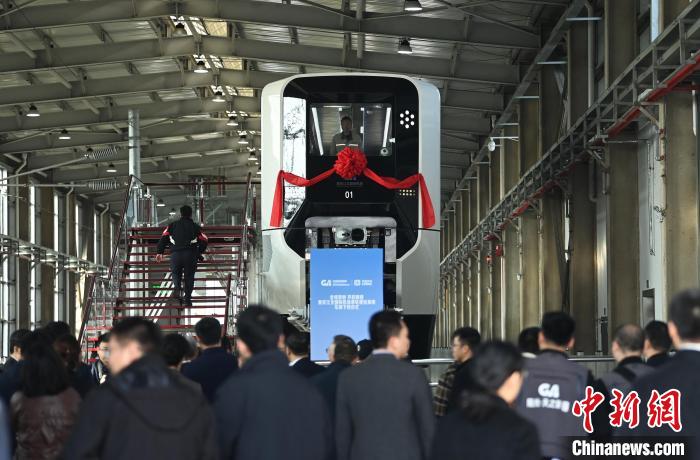 世界初の空港モノレール高速輸送システム車両がラインオフ　重慶