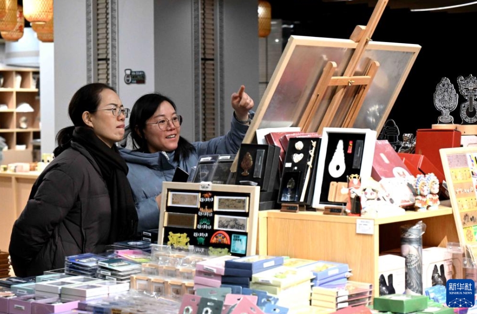 河北博物院の文化創(chuàng)意空間でグッズを購入する観光客（12月11日撮影?陳其保）。