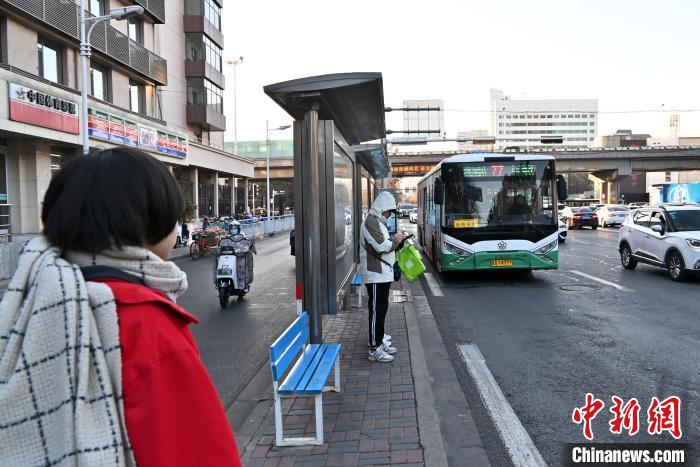 河北省石家荘市で、バスを待つ市民（12月16日撮影?翟羽佳）。