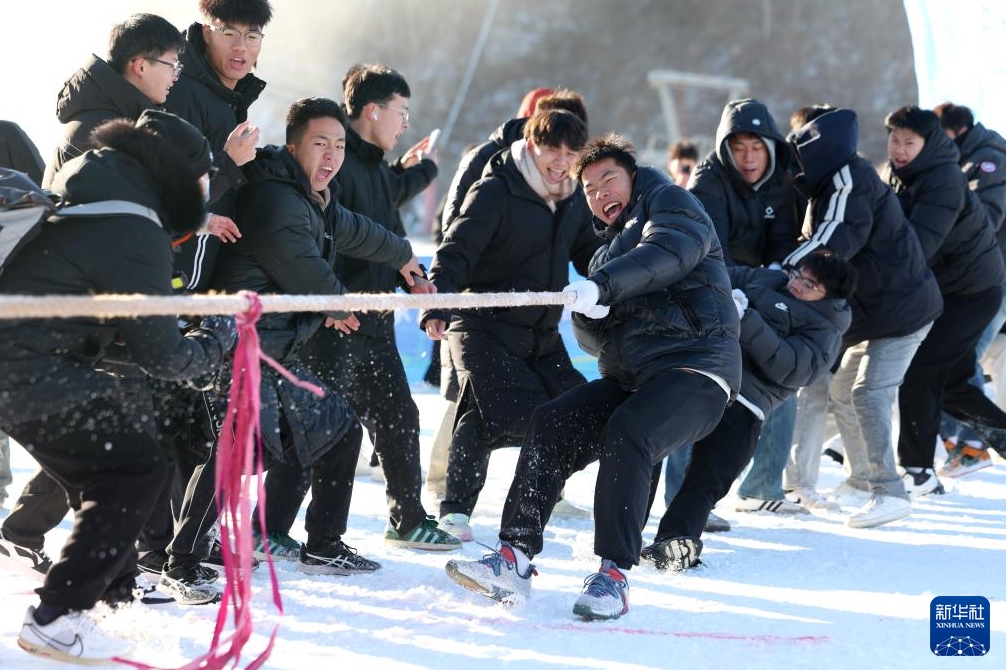 河北省石家荘市鹿泉區(qū)氷雪小鎮(zhèn)で、雪上綱引きを楽しむ大學(xué)生（12月21日撮影?梁子棟）。