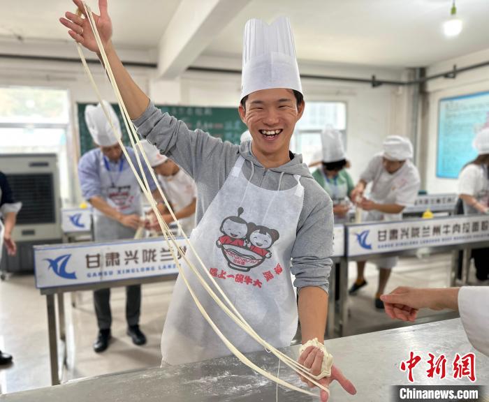 甘粛省蘭州市で麺づくりを體験する寺內大葉さん（9月7日撮影?閆姣）。