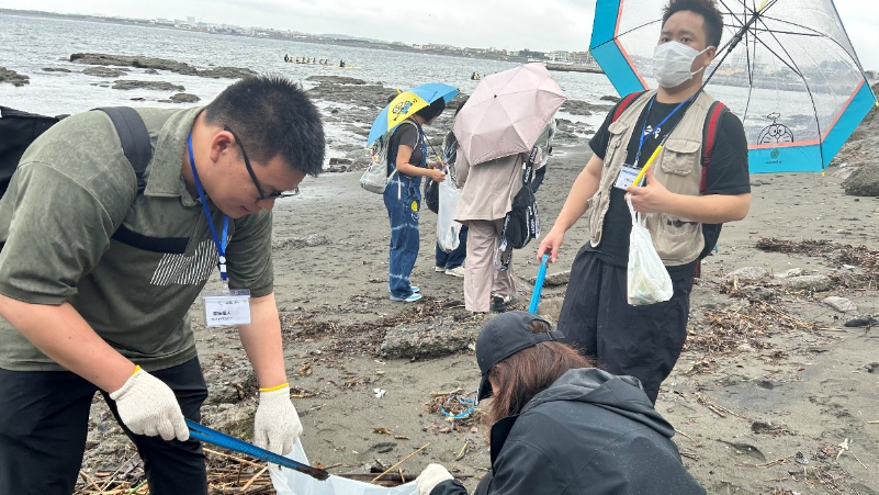 海岸清掃體験をする中日の若者たち