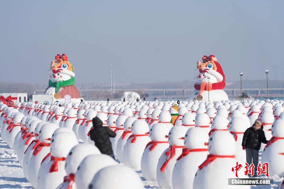 1月2日、黒竜江省哈爾浜市の閻家崗農(nóng)場で雪だるまと寫真を撮影する観光客（撮影?趙宇航）。