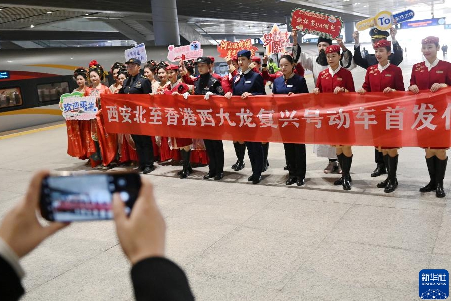 1月5日、新しい制服で登場した西安-香港直通高速列車の乗務員チーム（撮影?李一博）。