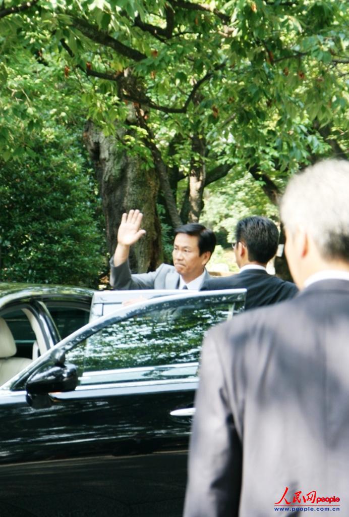 靖國神社を參拝した後にメディアに手を振り、「イメージづくり」に躍起の保守政治家。