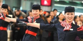 春運初日　空港でCAが「フラッシュモブ」