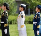 解放軍初の女性儀仗隊員、訓(xùn)練の様子を?qū)懻妞枪_