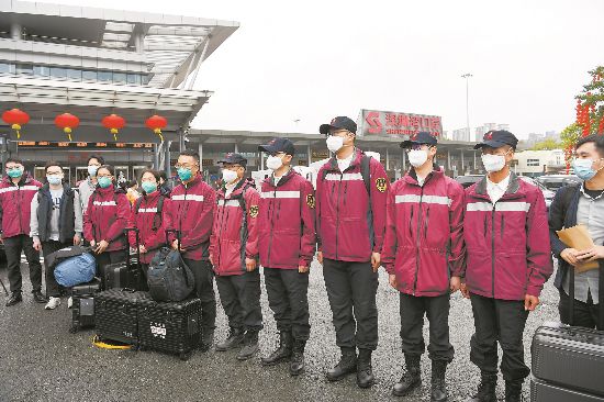 深セン灣通関地に集まった中國大陸部の香港支援疫學専門家グループ。