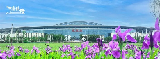  美しい空と大地が広がる雄安駅。（撮影?張夏菁）