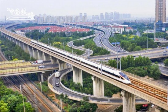  京津都市間鉄道を走る高速鉄道「復(fù)興號」。（撮影?楊寶森）